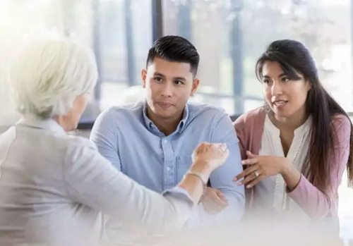 Thứ hai, tìm đến chuyên gia tâm lý, tư vấn tình cảm gia đình. Trong một số trường hợp, một cuộc nói chuyện đơn giản giữa hai vợ chồng có thể không đủ để khắc phục các vấn đề khó nói này. Lúc này, hãy đến gặp chuyên gia để nhận được lời khuyên đúng đắn nhất.