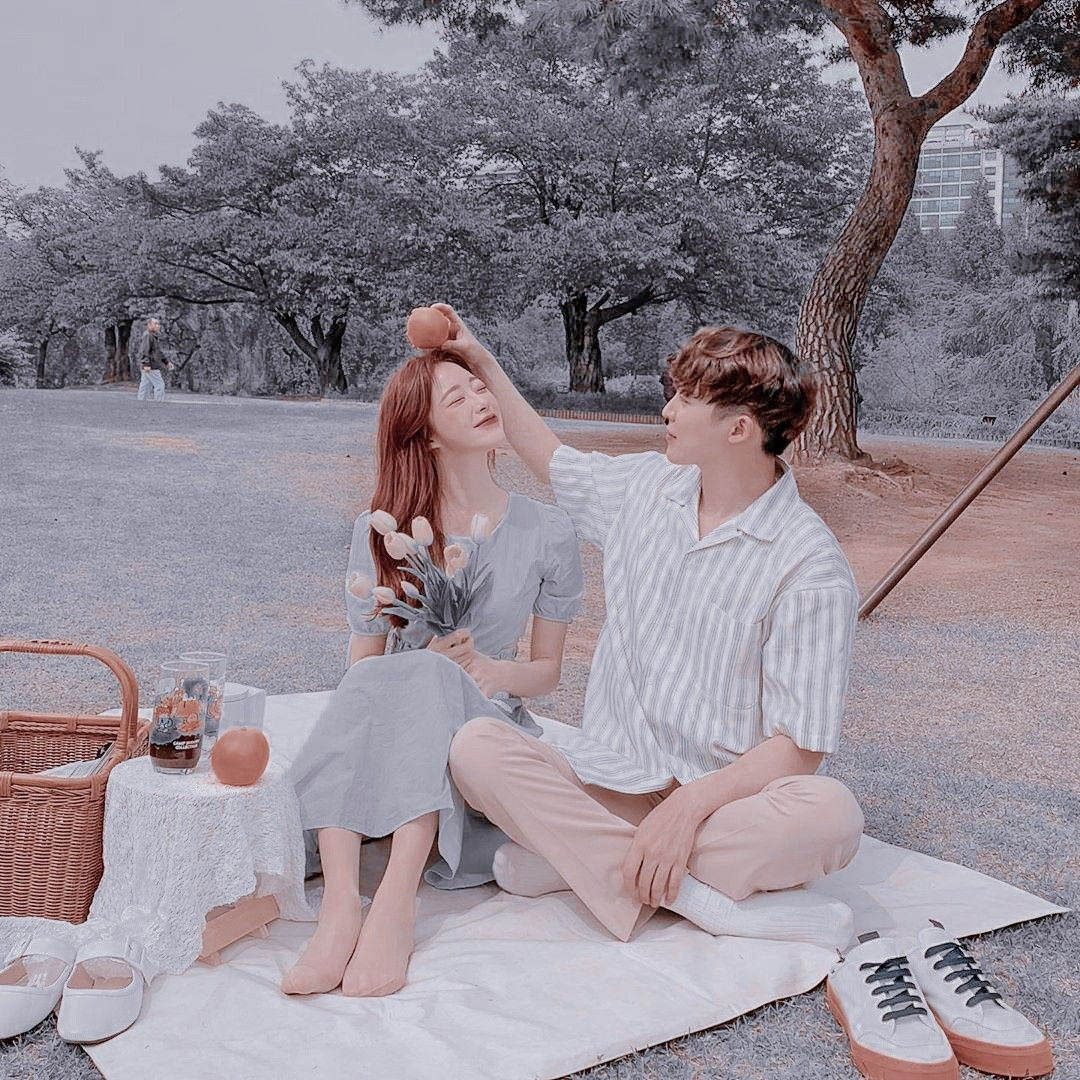 Thứ bảy, thử một cách tiếp cận khác. Nếu vợ/chồng của bạn không còn hứng thú trong chuyện ân ái, hãy thử cách tiếp cận mới, không quá lỗ mãng nhưng cũng đừng hời hợt, giúp họ khám phá giới hạn bản thân từ đó tăng cường gắn bó giữa hai người.