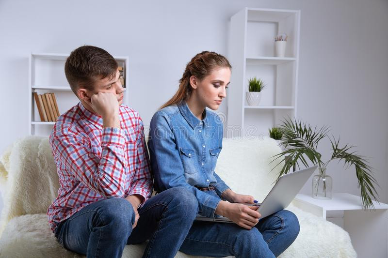 Thực tế, có những cuộc hôn nhân tồn tại mà không có chuyện chung đụng vợ chồng, thế nhưng theo thời gian, đó sẽ là một cuộc hôn nhân không hạnh phúc, cả hai bên sẽ có cảm giác bất an, cảm thấy không có nền tảng. Vậy khi rơi vào trường hợp này thì bạn phải làm gì?