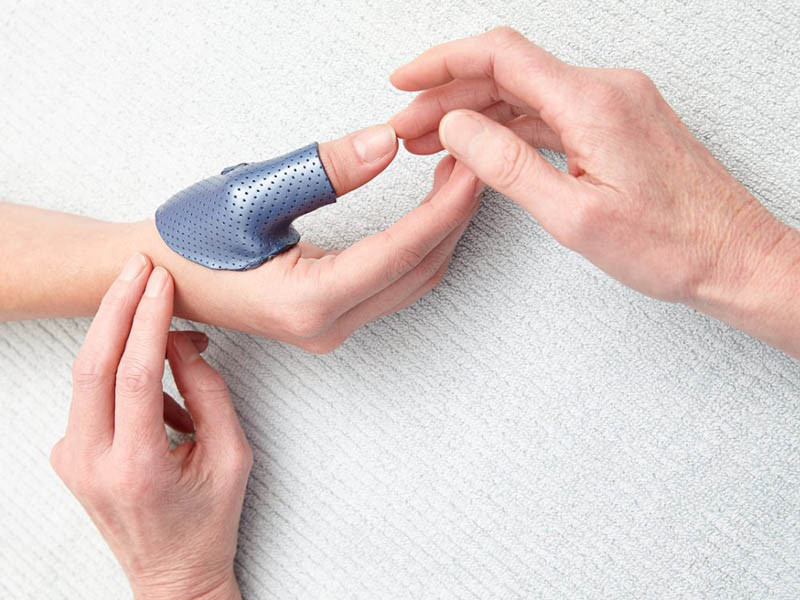 Ngược lại, nếu dày, ngón tay cái có phần da thô ráp, dễ nhăn nheo và khó về trạng thái ban đầu sau khi bị nhấn mạnh, biểu hiện đặc trưng của kém đàn hồi thì mọi người nên cẩn trọng với các bệnh về phổi.