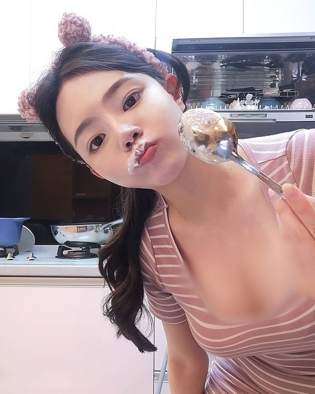 Có nhiều người còn nhận thấy, khuôn mặt của nữ bác sĩ nóng bỏng, gợi cảm này thực sự có nét giống nữ diễn viên, ca sĩ nổi tiếng Hàn Quốc - Suzy Bae.