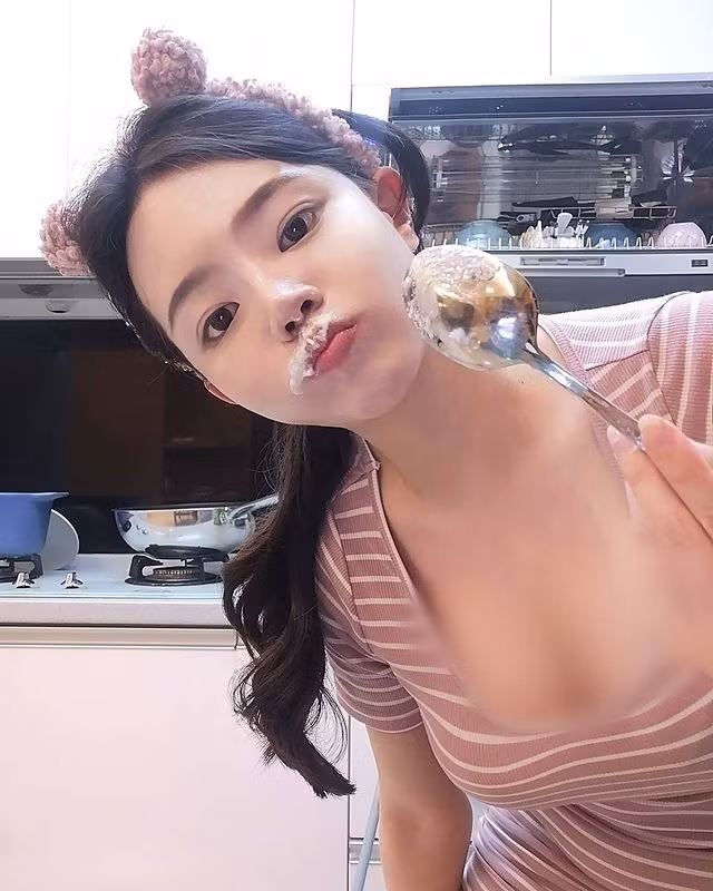 Có nhiều người còn nhận thấy, khuôn mặt của nữ bác sĩ nóng bỏng, gợi cảm này thực sự có nét giống nữ diễn viên, ca sĩ nổi tiếng Hàn Quốc - Suzy Bae.