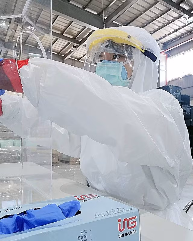 Thời gian gần đây, Lục Phì Nhi đang hết sức bận rộn, cô nàng xung phong ra tuyến đầu trong công tác phòng chống dịch bệnh COVID-19. Tuy vất vả, khổ cực nhưng nữ bác sĩ không một lời kêu than, ngược lại còn luôn động viên mọi người cùng nhau cố gắng.