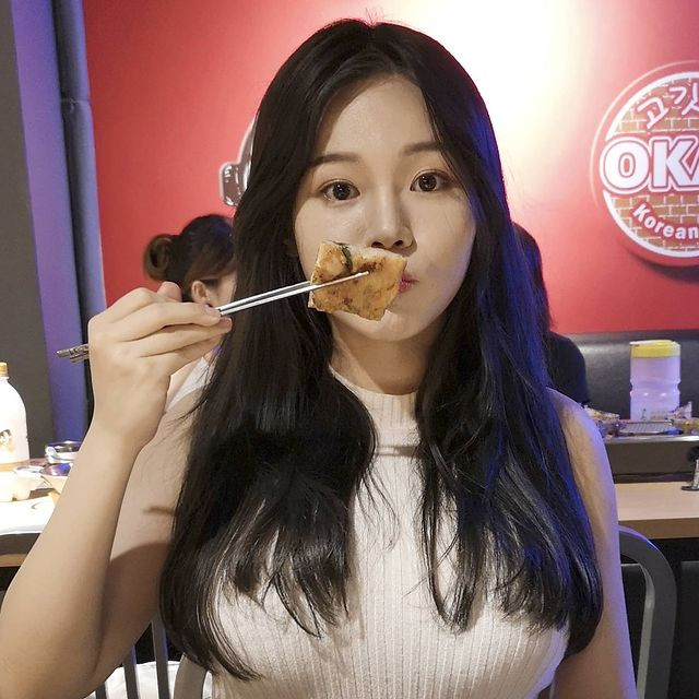 Lục Phì Nhi cho biết, trong tương lai cô sẽ chuyển đến bệnh viện Tân Qunag, khoa phẫu thuật và hi vọng sẽ cứu được nhiều người hơn. Đồng thời, cô cũng kêu gọi mọi người hãy tiêm vắc xin COVID-19 càng sớm càng tốt.