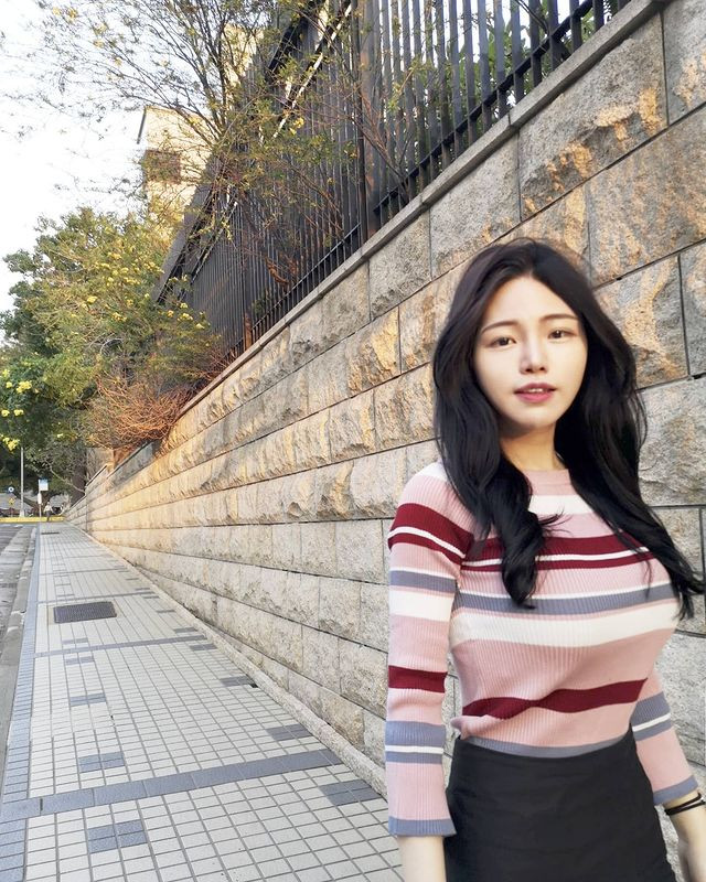 Trên trang Instagram cá nhân, Lục Phì Nhi cũng đăng tải những hình ảnh đời thường của cô nàng. Dù ăn mặc kín đáo, nữ bác sĩ cũng không giấu được dáng vẻ nóng bỏng của mình.