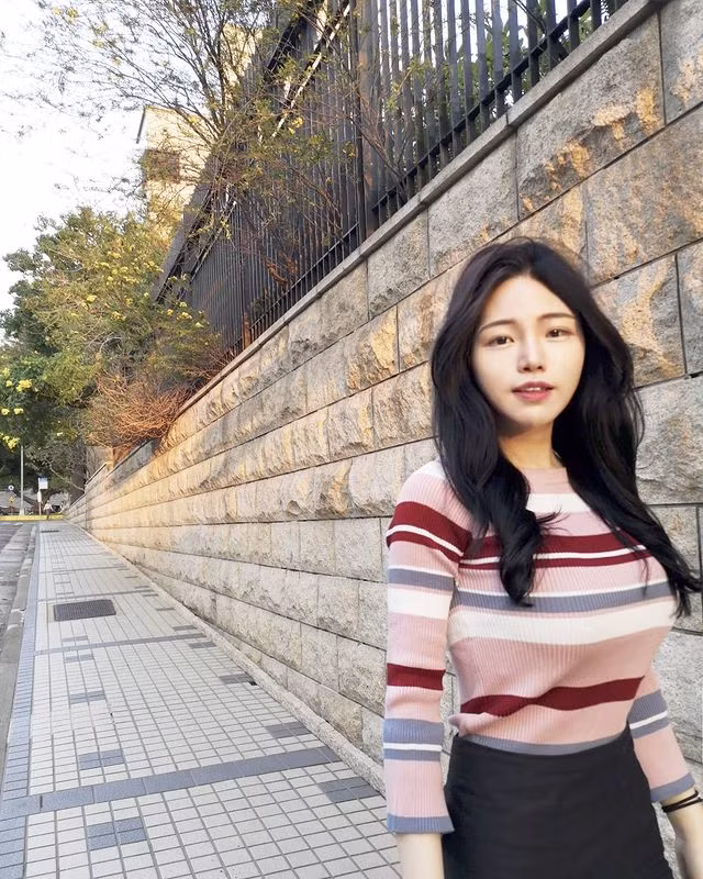 Trên trang Instagram cá nhân, Lục Phì Nhi cũng đăng tải những hình ảnh đời thường của cô nàng. Dù ăn mặc kín đáo, nữ bác sĩ cũng không giấu được dáng vẻ nóng bỏng của mình.