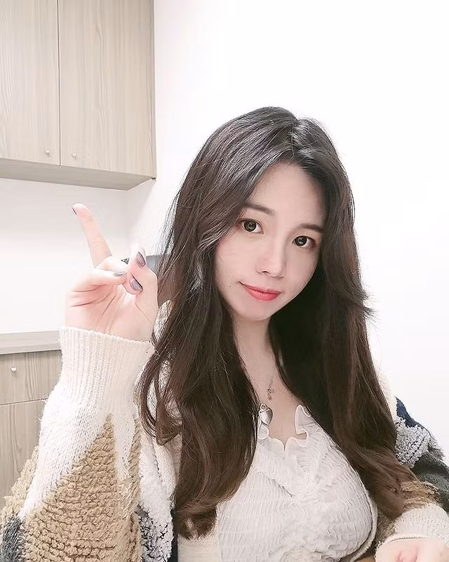 Theo các fan hâm mộ của cô nàng, Lục Phì Nhi vốn dĩ sở hữu khuôn mặt xinh đẹp ngọt ngào như mang nét trẻ thơ nhưng thân hình lại vô cùng nóng bỏng, quyến rũ.