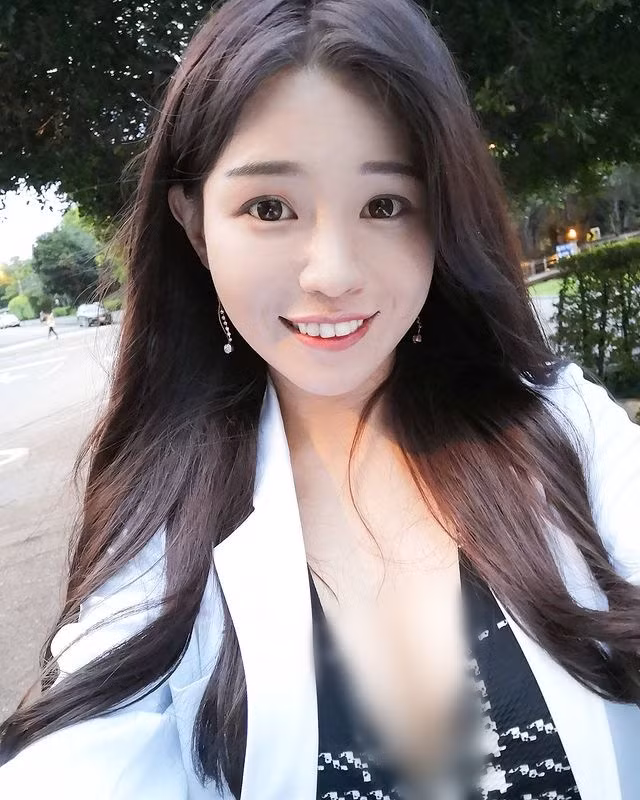 Chính nét đẹp tương phản, đối lập này khiến cô trở nên thu hút hơn bao giờ hết. Thêm vào đó, với trí tuệ của mình, Lục Phì Nhi cũng đập tan định kiến con gái đẹp chỉ là bình hoa di động.