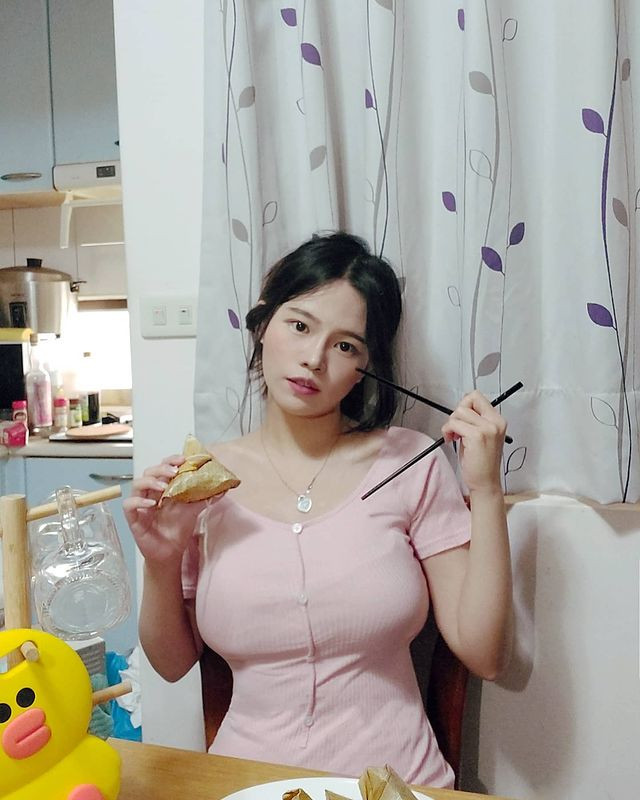 Theo tìm hiểu, nữ bác sĩ họ Lục từ khi còn học đại học đã nổi danh là hot girl trường Y, hoa hậu giảng đường. Khuôn mặt xinh đẹp cùng vòng một khủng cup E, quả thực Lục Phì Nhi xuất hiện ở đâu cũng gây chú ý.