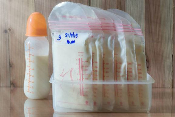 Trong đó, vitamin A có tác dụng chống oxy hóa mạnh, làm giảm nếp nhăn và tàn nhang, Vitamin D có thể điều chỉnh tông màu da và Vitamin E trung hòa các gốc tự do và giúp da duy trì độ ẩm cho da. Nhờ vậy, mặt nạ từ sữa mẹ có thể đem lại nhiều rất nhiều tác dụng tuyệt vời.