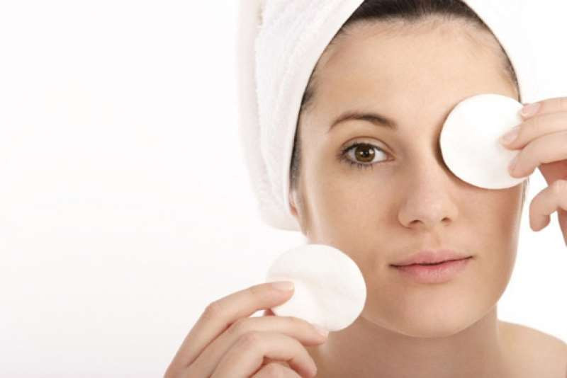 Không chỉ thế, sữa mẹ còn có thể giúp tẩy trang. Chỉ cần lấy bông tẩy trang hoặc bông gòn thấm một ít sữa mẹ sau đó lau toàn bộ khuôn mặt là đã hoàn thành việc tẩy trang vô cùng sạch sẽ.