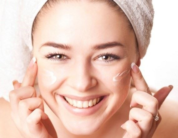 Ngay sau đó, chia sẻ của Phanh Lee đã nhận được sự quan tâm rất lớn của chị em phụ nữ, đặc biệt là những mẹ vừa sinh xong. Ai cũng háo hức muốn thử bí quyết dưỡng da từ sữa mẹ của nữ diễn viên.