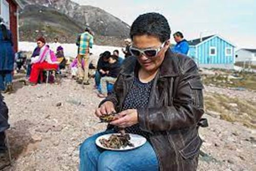 Cuối cùng, người ta đem chôn xác hải cẩu xuống đất trong 18 tháng. Trong quá trình này, mỡ hải cẩu tiết ra, thẩm thấu vào những con chim khiến thịt chim mềm ra.