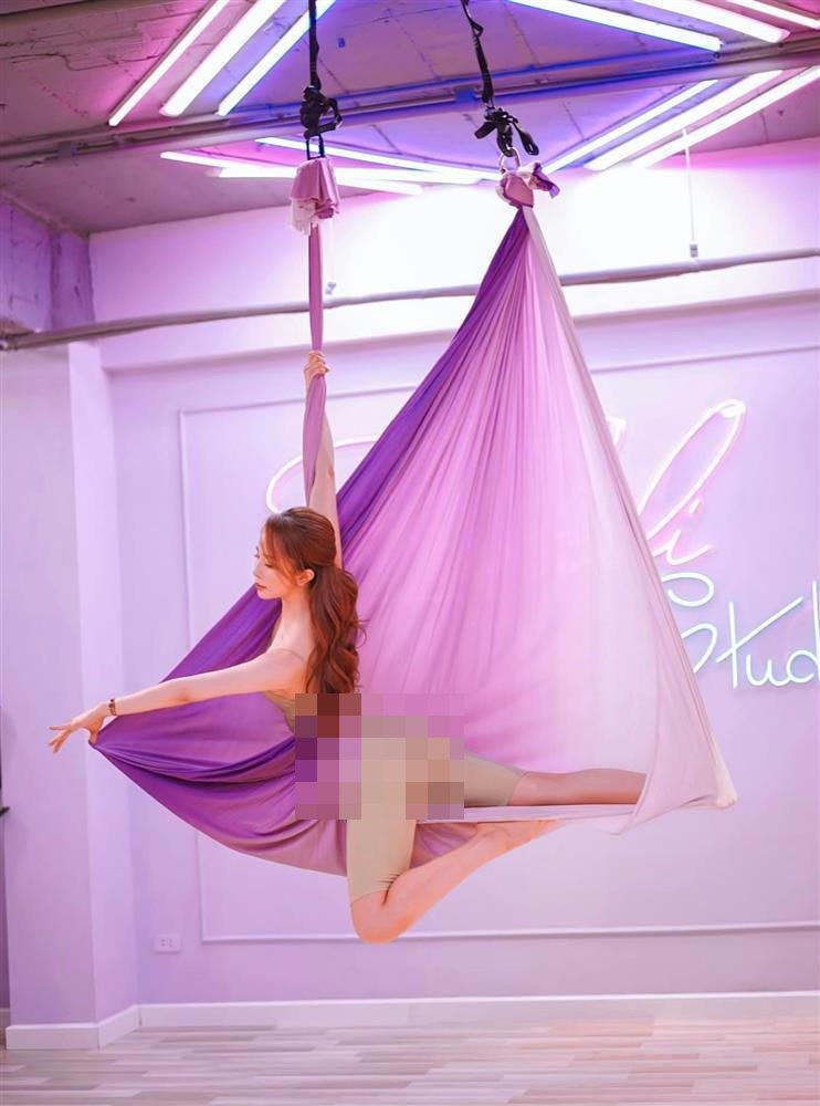 Nhưng cũng vì thiết kế mỏng mịn, ôm sát sàn sạt vào từng ngóc ngách trên thân hình mà đồ tập đôi khi lại gây nên những phút thẹn thùng xen lẫn bối rối khi cả người mặc và người nhìn đều nhìn thấy những-thứ-không-nên-thấy. Vậy mà vẫn có những ngôi sao hay những nhân vật danh (tai) tiếng ở Vbiz lại không e dè khi gặp sự cố với đồ tập.