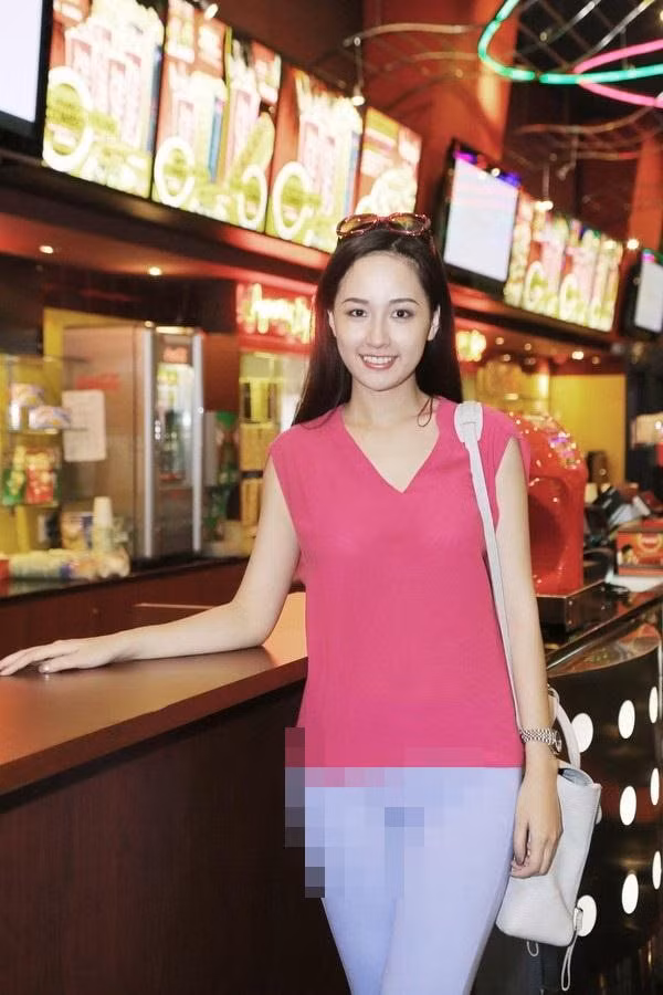 Chọn quần bó chẽn sáng màu càng làm tăng nguy cơ gây chú ý vào những chỗ... không cần thiết.