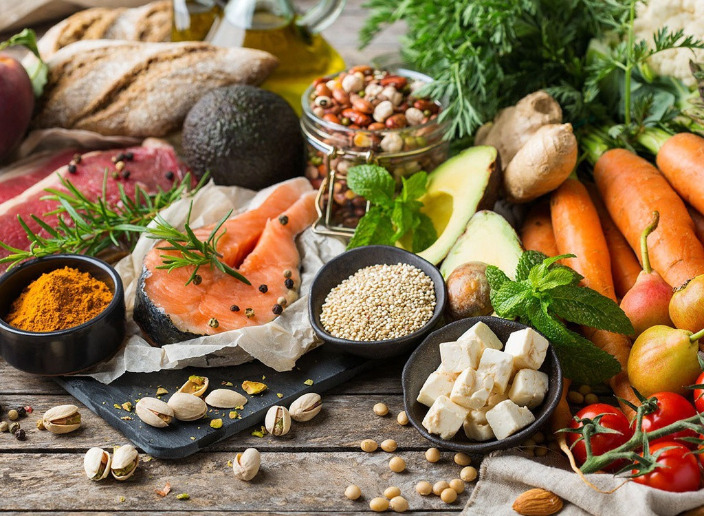 Bạn phải chú ý cân bằng dinh dưỡng trong khẩu phần ăn của mình, tốt nhất là ba phần thịt, 7 phần rau. Khi chọn thịt tốt nhất nên chọn các loại thịt ít chất béo và giàu protein như cá, thịt gà, thịt bò…