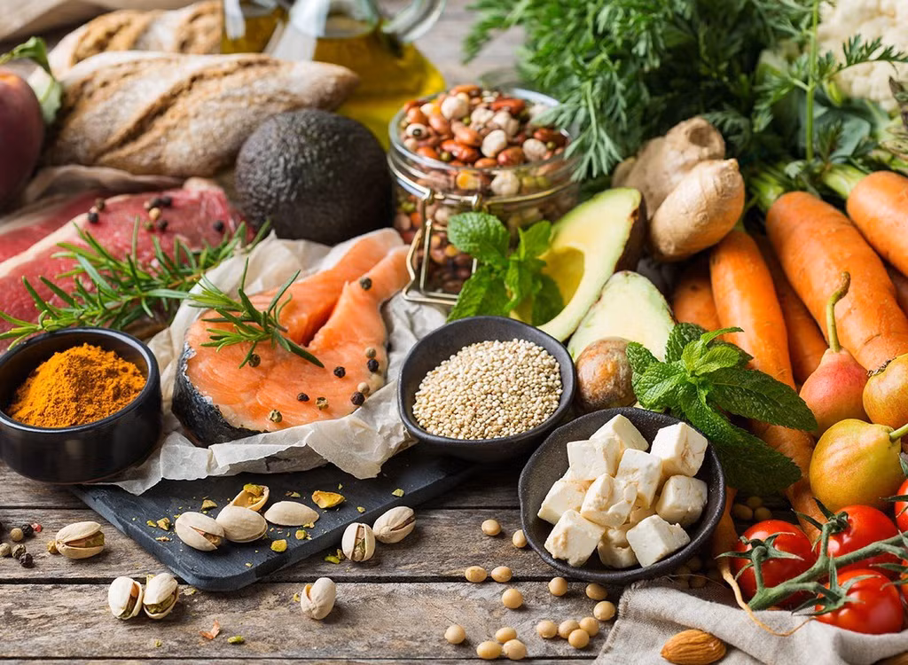 Bạn phải chú ý cân bằng dinh dưỡng trong khẩu phần ăn của mình, tốt nhất là ba phần thịt, 7 phần rau. Khi chọn thịt tốt nhất nên chọn các loại thịt ít chất béo và giàu protein như cá, thịt gà, thịt bò…