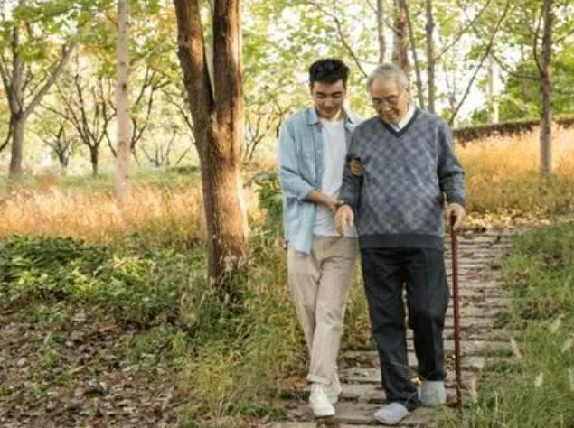 Đầu tiên, đi bộ giúp người cao tuổi tiếp xúc nhiều hơn với ánh sáng mặt trời, có thể thúc đẩy quá trình hấp thụ canxi của xương, giúp xương khỏe mạnh hơn, ngăn ngừa loãng xương.