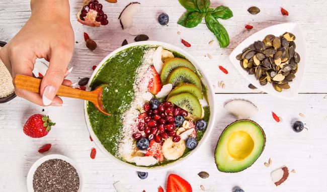 Thứ nhất, giữ chế độ ăn uống cân bằng. Hiện tại, điều kiện sống tốt hơn, ngày càng có nhiều loại thực phẩm cho chúng ta lựa chọn, bình thường nhiều người không hình thành thói quen ăn uống cố định mà thích gì ăn nấy.