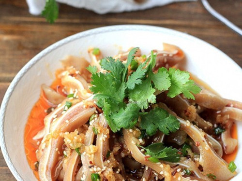 1. Giàu chất chống oxy hóa: Rau mùi rất giàu chất chống oxy hóa, có thể tăng cường khả năng miễn dịch và có tác dụng chống ung thư, chống viêm và bảo vệ thần kinh.