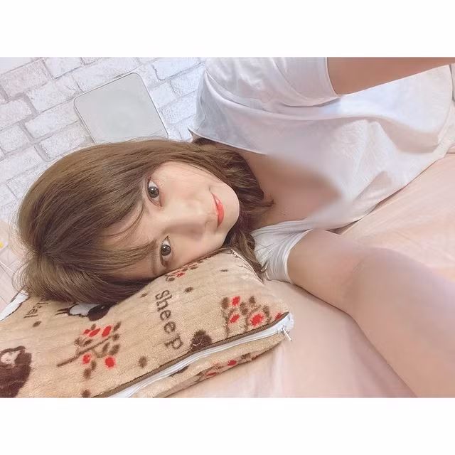 Trước đó, Nashiko Momotsuki cũng bị chỉ trích vì cố tình chọn góc chụp khoe vòng một o ép.