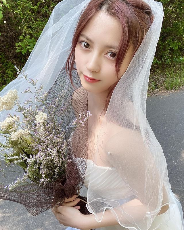 Nashiko Momotsuki vốn có gu thời trang tương đối đơn giản, không mấy cầu kỳ, xa xỉ. Cô nàng cũng không ưa hở bạo như những người mẫu, diễn viên hay thần tượng khác.