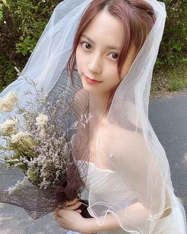 Nashiko Momotsuki vốn có gu thời trang tương đối đơn giản, không mấy cầu kỳ, xa xỉ. Cô nàng cũng không ưa hở bạo như những người mẫu, diễn viên hay thần tượng khác.