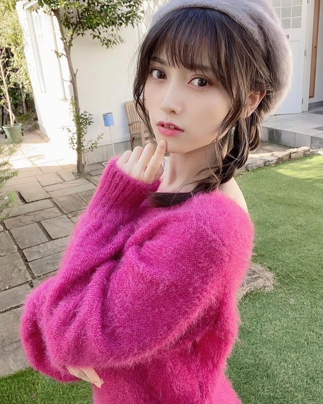 Khi không phải làm việc, Nashiko Momotsuki thường chọn trang phục ngọt ngào, trẻ trung, khoe vẻ xinh đẹp thu hút của mình.