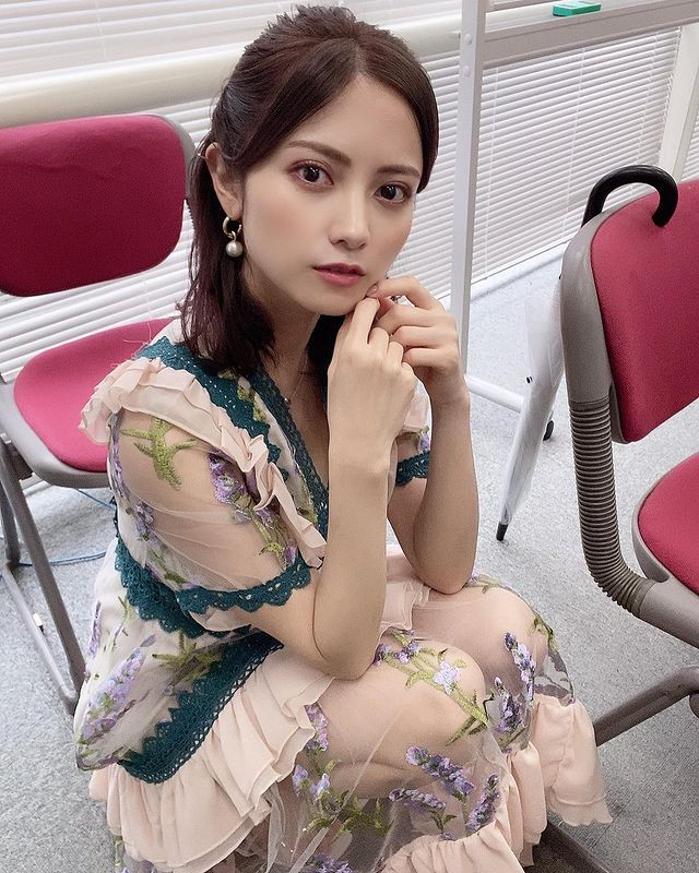 Thân hình nóng bỏng, vòng một chuẩn cup F và khuôn mặt như thiên thần truyện tranh, Nashiko Momotsuki đốn gục trái tim người hâm mộ khó tính nhất. Những bộ phim mà hot girl tham gia cũng có tiếng vang lớn, mở ra con đường thành ngôi sao của cô nàng.