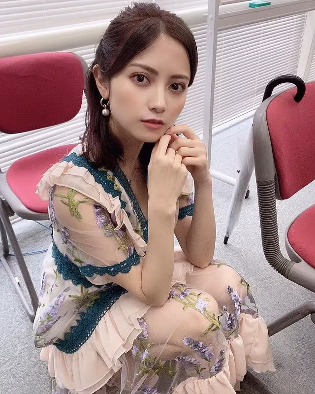 Thân hình nóng bỏng, vòng một chuẩn cup F và khuôn mặt như thiên thần truyện tranh, Nashiko Momotsuki đốn gục trái tim người hâm mộ khó tính nhất. Những bộ phim mà hot girl tham gia cũng có tiếng vang lớn, mở ra con đường thành ngôi sao của cô nàng.