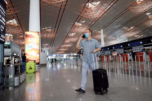 Bien the Delta lay kinh khung, cham vao thang cuon cung co the nhiem?