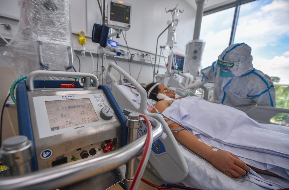 Đưa ra bàn luận trong khuôn khổ chương trình Telehealth do Bệnh viện Đại học Y Hà Nội, PGS.TS Nguyễn Lân Hiếu, Giám đốc Bệnh viện Đại học Y Hà Nội cho biết, có hai lý do chính mà nhiều bác sĩ trên thế giới và cả Việt Nam vẫn sử dụng Remdesivir, dù có một số nghiên cứu khuyến cáo thuốc không giảm tỉ lệ tử vong.