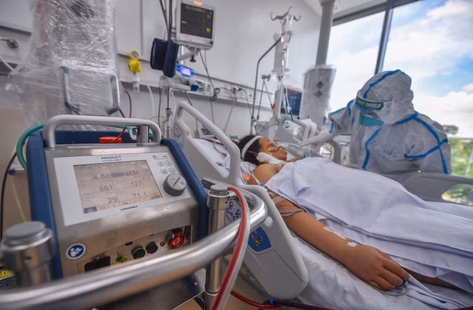 Đưa ra bàn luận trong khuôn khổ chương trình Telehealth do Bệnh viện Đại học Y Hà Nội, PGS.TS Nguyễn Lân Hiếu, Giám đốc Bệnh viện Đại học Y Hà Nội cho biết, có hai lý do chính mà nhiều bác sĩ trên thế giới và cả Việt Nam vẫn sử dụng Remdesivir, dù có một số nghiên cứu khuyến cáo thuốc không giảm tỉ lệ tử vong.