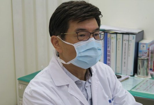 Theo bác sĩ Hứa Đông Cẩm, trưởng khoa tim mạch của Bệnh viện Chương Hóa thuộc Bộ Y tế và Phúc lợi Đài Loan, nếu tim không tốt, uống quá nhiều nước trong thời gian ngắn là điều cấm kỵ, phải uống từ từ để tránh rủi ro của bệnh tràn dịch màng phổi. Bên cạnh đó, bệnh nhân bị bệnh thận cũng có khả năng bị tràn dịch phổi tương tự, hãy cực kỳ thận trọng.