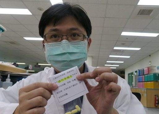 Về trường hợp của ông Trương, nghe nói tiêm vắc xin COVID-19 xong phải uống nhiều nước, ông uống tới gần 1 lít nước/1 lần, điều này đã khiến ông gặp phải tình huống ho liên tục, thở khò khè, tức ngực. (Trong ảnh là bác sĩ Thái Mẫn Duệ - Chủ nhiệm khoa Thận - Bệnh viện Chương Hóa)