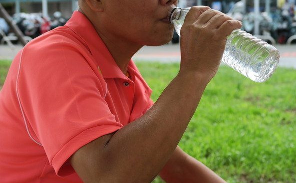 Đến bệnh viện khám, ông Trương mới biết mình đã bị tràn dịch màng phổi do uống quá nhiều nước cùng một lúc, phải lập tức nhập viện để điều trị khẩn cấp.