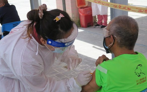 Mới đây, ông Trương, người Chương Hóa, Đài Loan sau khi tiêm vắc xin COVID-19 về thì uống rất nhiều nước, theo đúng lợi dặn của bác sĩ. Xong chỉ vài ngày sau, ông Trương ho nặng, đặc biệt cứ nằm xuống lại ho không dừng được. Bên cạnh đó, ông Trương con bị phù bắp chân.