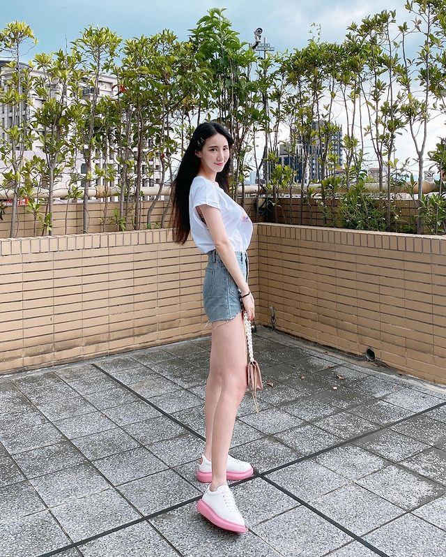 Dù có công chuyện, bận bịu việc nọ việc kia nhưng chỉ cần có thời gian rảnh, Dao Dao sẽ kiên trì tập kéo dãn cơ, gập bụng và một số bài tập đơn giản để duy trì hình thể.