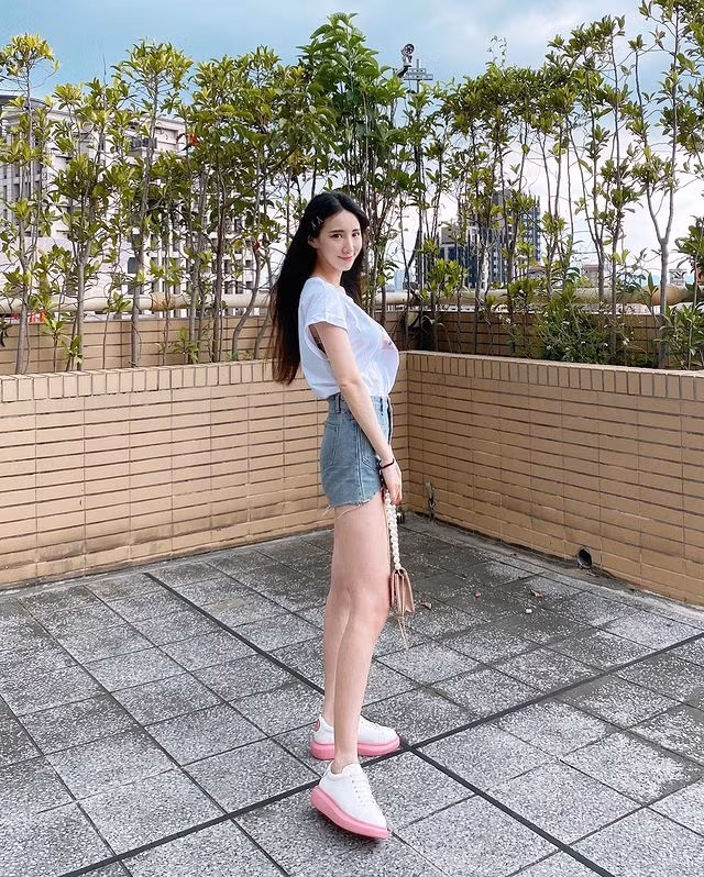 Dù có công chuyện, bận bịu việc nọ việc kia nhưng chỉ cần có thời gian rảnh, Dao Dao sẽ kiên trì tập kéo dãn cơ, gập bụng và một số bài tập đơn giản để duy trì hình thể.