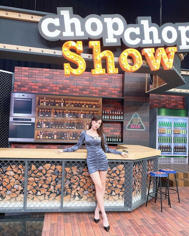 Kiểu váy body với thiết kế nhún có vẻ là trang phục mà nữ diễn viên yêu thích. Cô nàng thường xuất hiện trong kiểu váy này với nhiều màu sắc khác nhau.