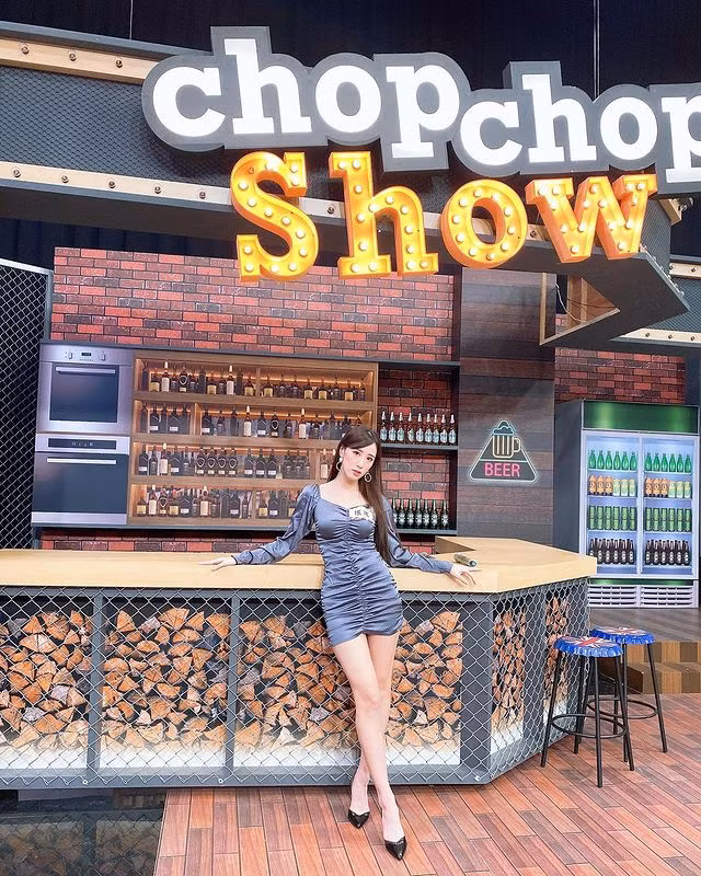 Kiểu váy body với thiết kế nhún có vẻ là trang phục mà nữ diễn viên yêu thích. Cô nàng thường xuất hiện trong kiểu váy này với nhiều màu sắc khác nhau.