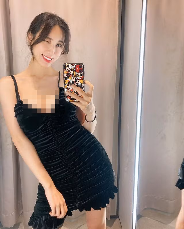 Diện một chiếc váy nhung hai dây bó sát, Dao Dao khoe trọn được vẻ đẹp hình thể của mình.