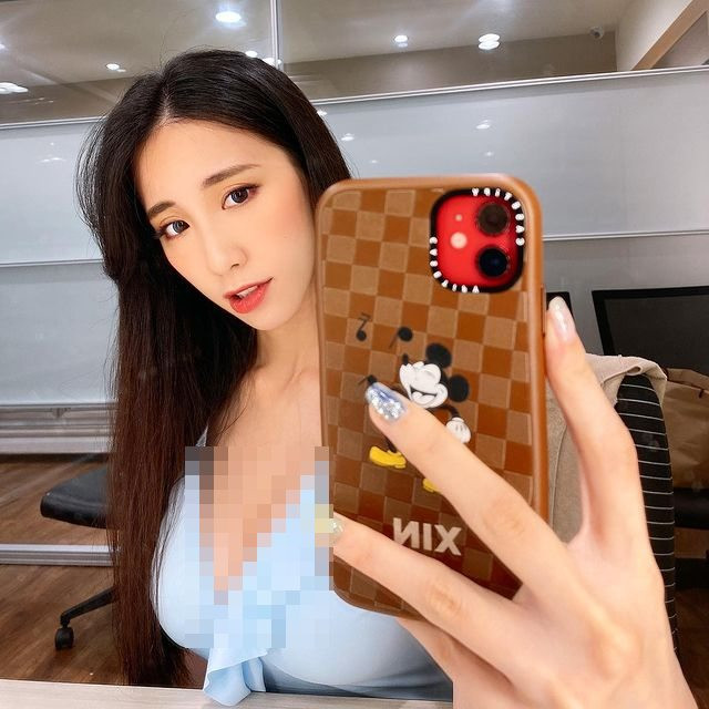 Ngoài đời thường, Dao Dao cũng là một cô gái ưa thích phong cách thời trang táo bạo. Những trang phục mà cô nàng lựa chọn đều bó sát, ngắn, xẻ sâu.