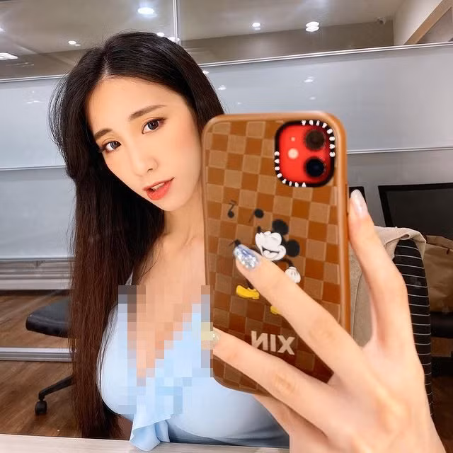 Ngoài đời thường, Dao Dao cũng là một cô gái ưa thích phong cách thời trang táo bạo. Những trang phục mà cô nàng lựa chọn đều bó sát, ngắn, xẻ sâu.