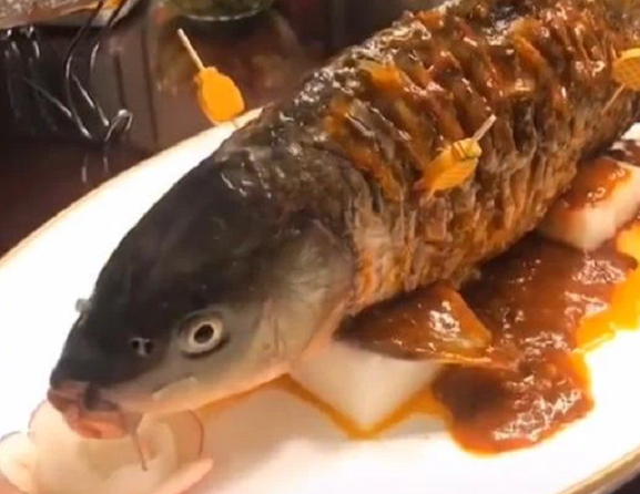 Được biết, kỹ thuật để chế biến món cá âm dương đòi hỏi tay nghề cao. Đầu bếp phải làm sạch vảy và lấy nội tạng cá ra nhanh và chuẩn. Tiếp đến bọc kín đầu cá bằng khăn đã ướp đá lạnh rồi chiên nhanh phần thân đã tẩm bột ngô trong chảo dầu sôi sùng sục.