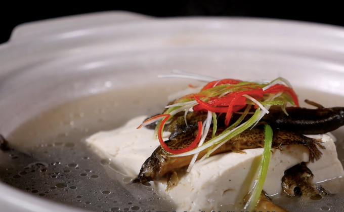 Được tạo nên từ 2 nguyên liệu chính là cá chạch non và đậu phụ, món ăn được đánh giá ngon ngọt và thanh mát, rất bổ dưỡng. Bước đầu để nấu món này, đầu bếp cho cá chạch còn sống vào nước lạnh rồi bắc lên bếp đun.