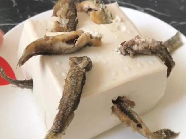 Cũng mang tính chất kinh dị, món ăn đậu hũ địa ngục ở Nhật Bản khiến thực khách không khỏi rùng mình hoảng sợ. Về hình thức, món ăn này cũng không mấy bắt mắt thế nhưng khi nghe qua cách chế biến, nhiều người chắc chắn sẽ thấy rằng, nó ghê rợn chẳng khác nào món cá âm dương.