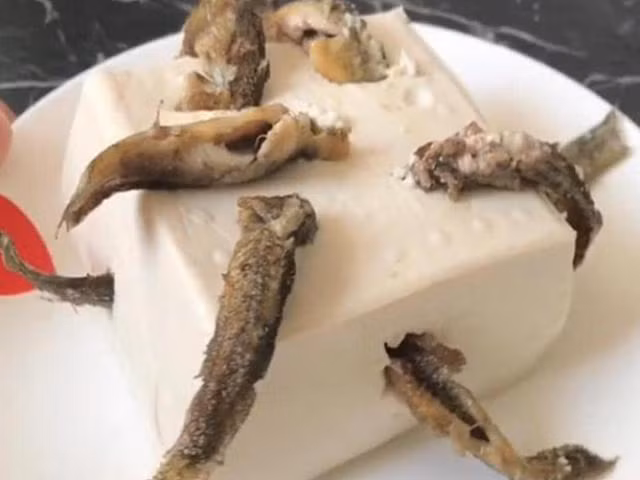 Cũng mang tính chất kinh dị, món ăn đậu hũ địa ngục ở Nhật Bản khiến thực khách không khỏi rùng mình hoảng sợ. Về hình thức, món ăn này cũng không mấy bắt mắt thế nhưng khi nghe qua cách chế biến, nhiều người chắc chắn sẽ thấy rằng, nó ghê rợn chẳng khác nào món cá âm dương.