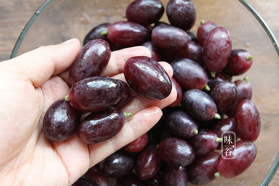 Đầu tiên, nho bạn mua về nhà là từng chùm, giữa các trái nho sẽ có bụi, rất khó rửa sạch nên bạn phải tách nho trước, một số bạn thích giật trực tiếp quả nho ra khỏi cành khi rửa nho, cách làm này là sai.