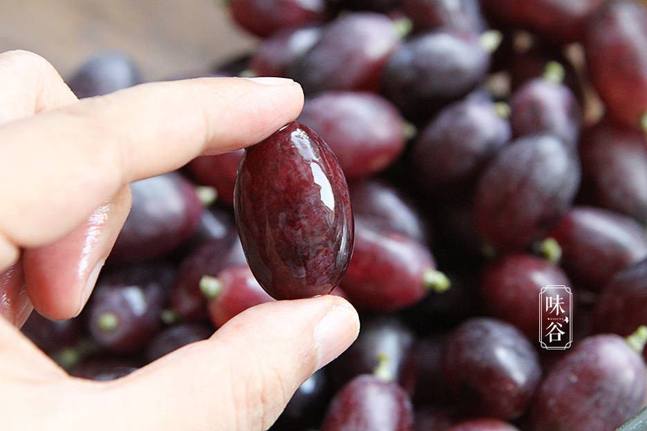 Nguyên tắc đặc biệt đơn giản, vì baking soda có thể tẩy rửa nên tác dụng chính là tẩy bỏ bụi và phấn, tiêu diệt các vi sinh vật có hại còn bám trên bề mặt nho.